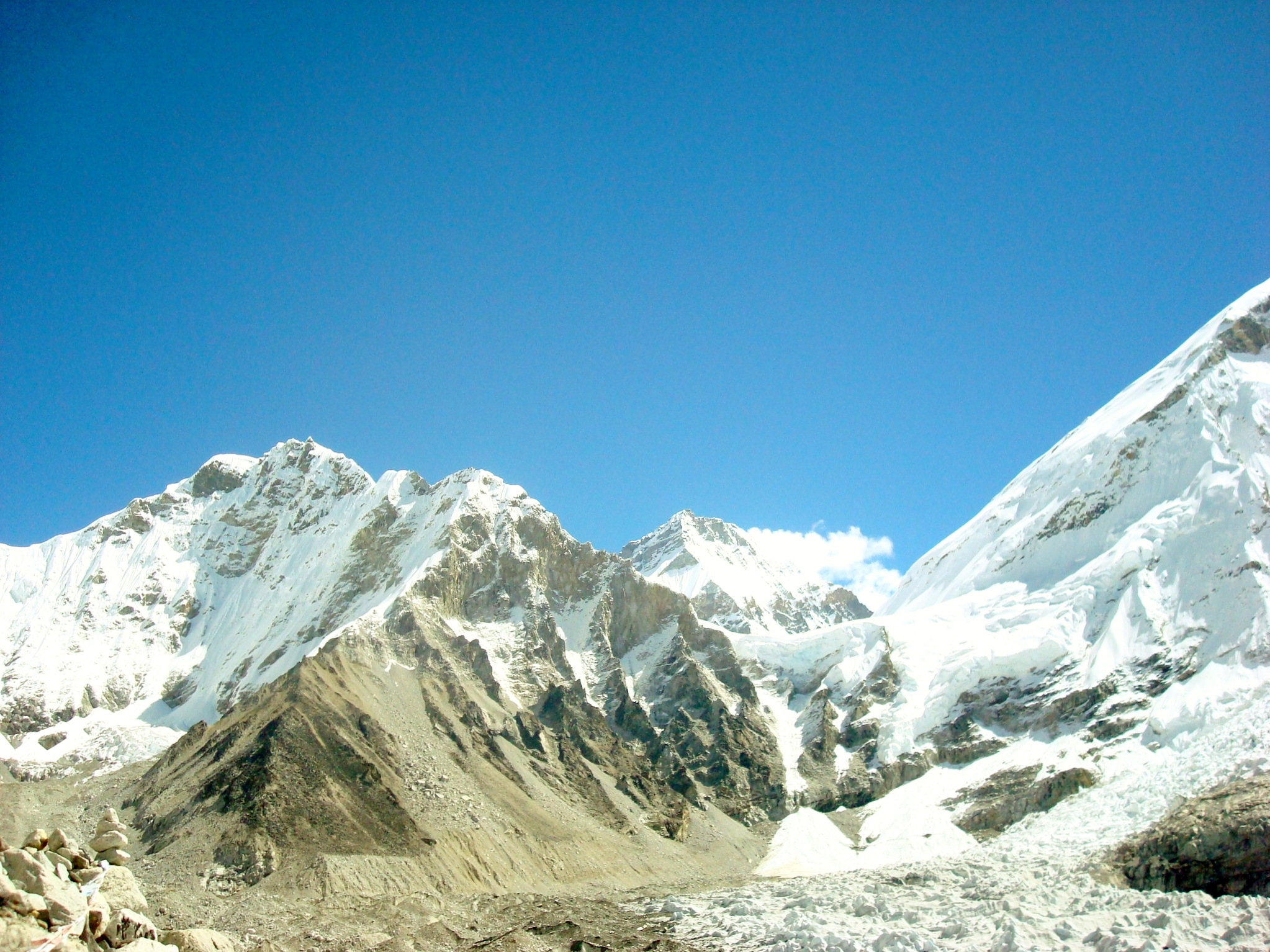 Everest Base Camp – The Base to the top of the world: Gorakshep to Everest Base Camp (5400 m) and descent to Lobuche